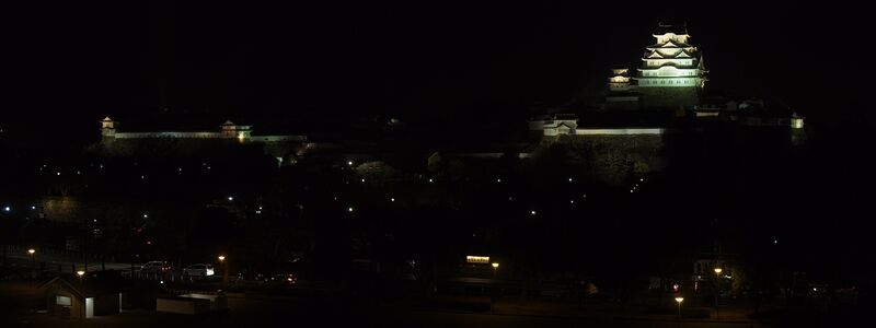 File:HimejiPanoNight.jpg