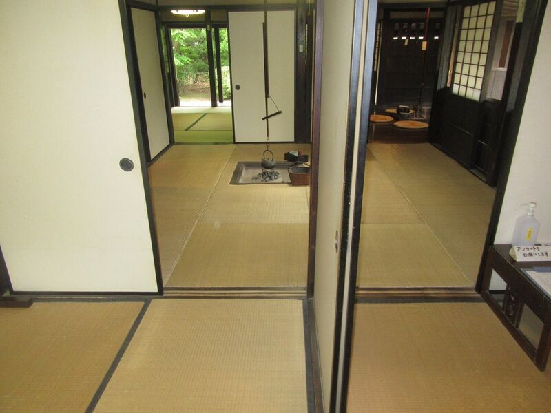 File:HirosakijouIwadaBukeyashiki1.jpg