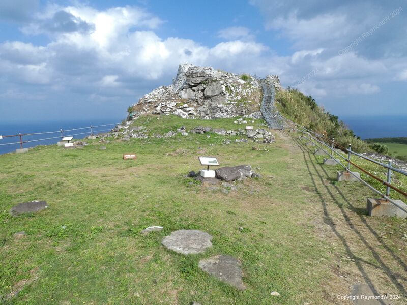File:Uegusuku Castle RaymondW 104.jpg