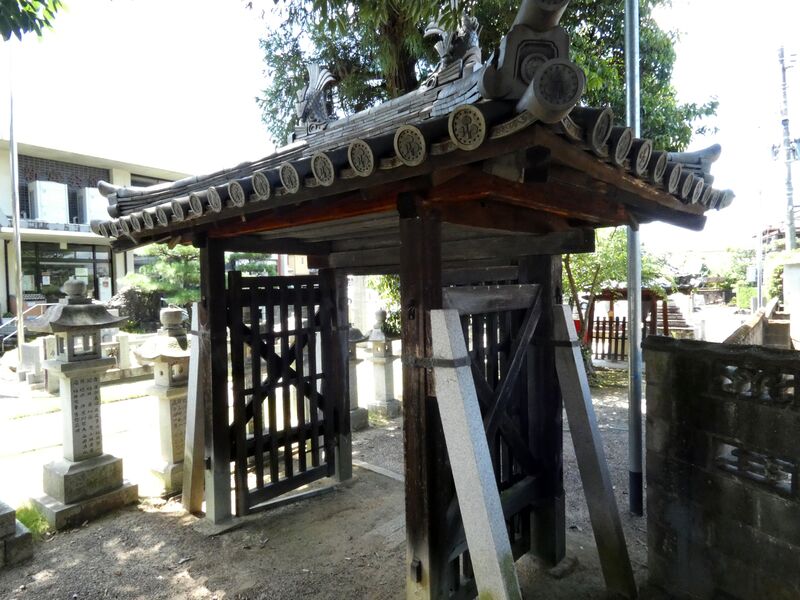 File:Zeze Castle 304A Ninomaru Mizumon 二の丸水門 at Shingu Shrine.jpg