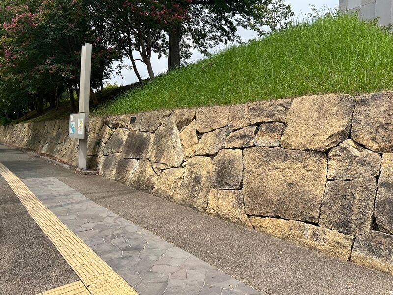 File:Himejimiddlemoat3.jpg