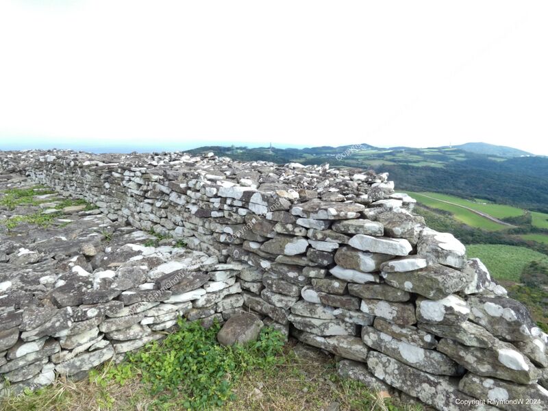 File:Uegusuku Castle RaymondW 106.jpg