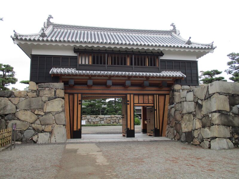 File:TakamatsuFukugenYaguramon.jpg