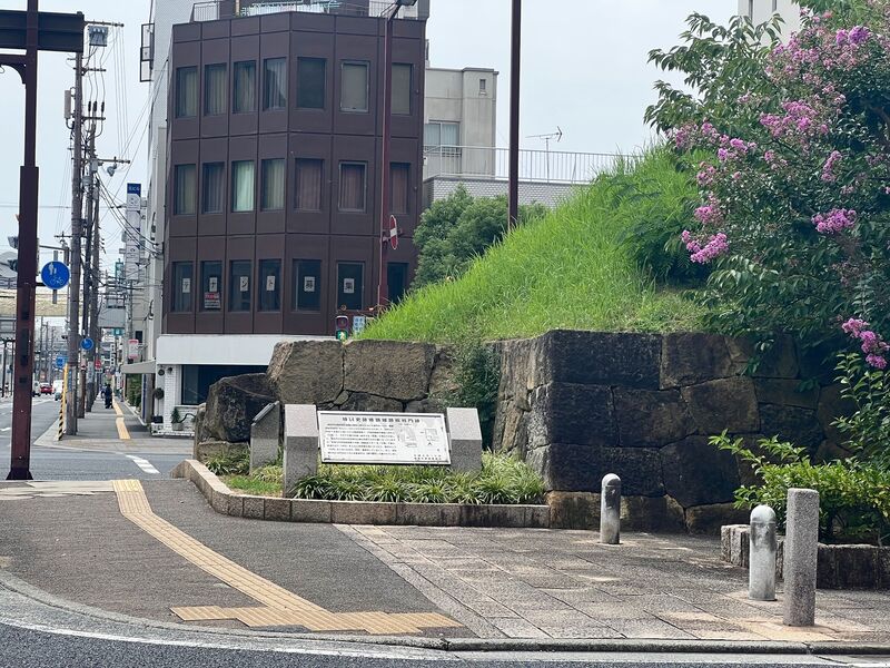 File:Himejimiddlemoat1.jpg