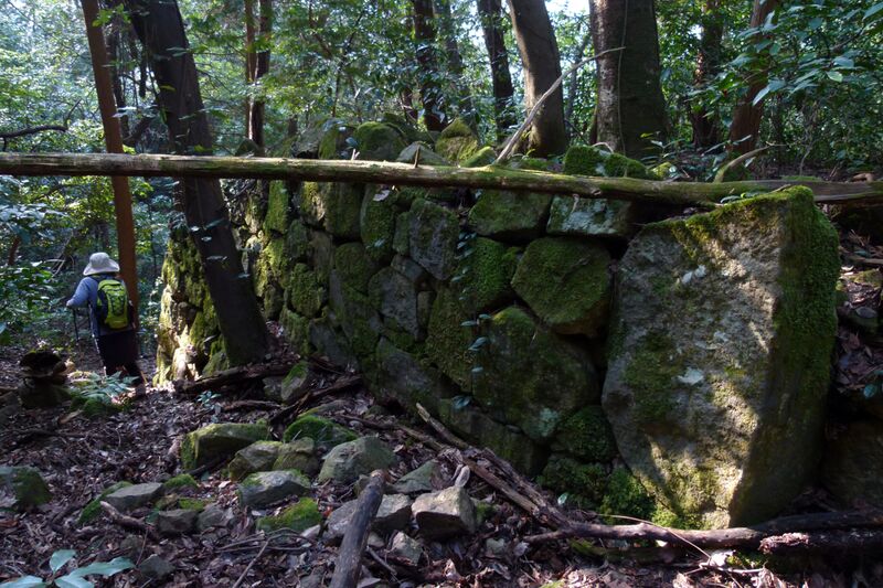 File:Kannonji Castle 308 Gate Ruin 2015.jpg