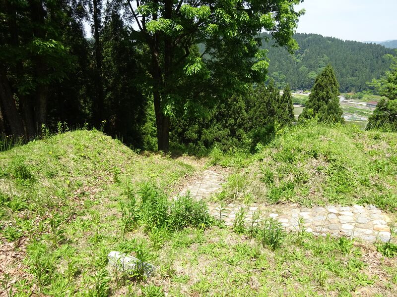 File:Futogejô(path between 3rd and 2nd kuruwa).JPG