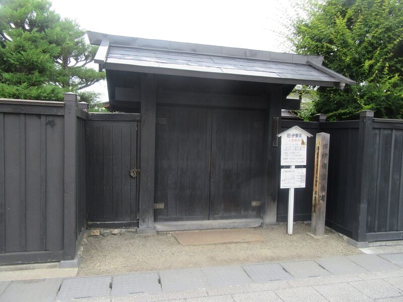 File:HirosakijouItouBukeyashiki1.jpg